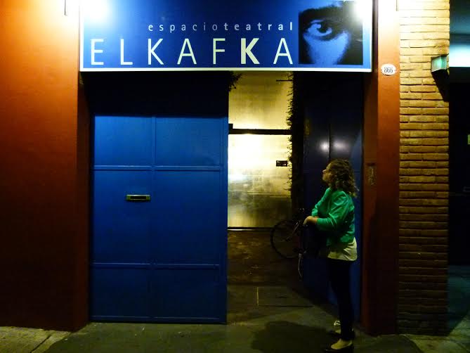 Entrada principal del Kafka, espacio teatral donde  predomina el azul, no solo por fuera. |Fotografía: Carmina Balaguer
