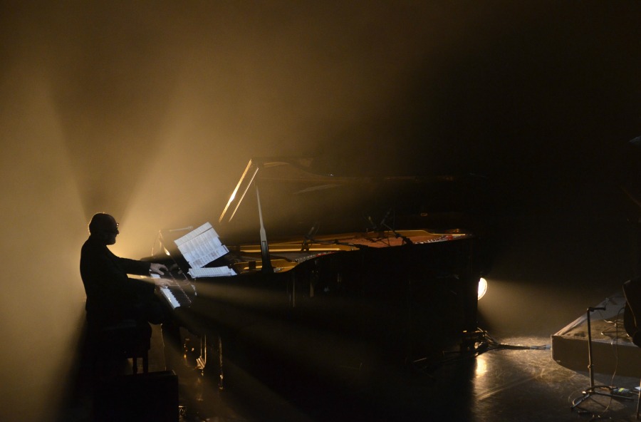 Ludovico Einaudi en pleno concierto. |Fotografía: Manolis Chiotis 