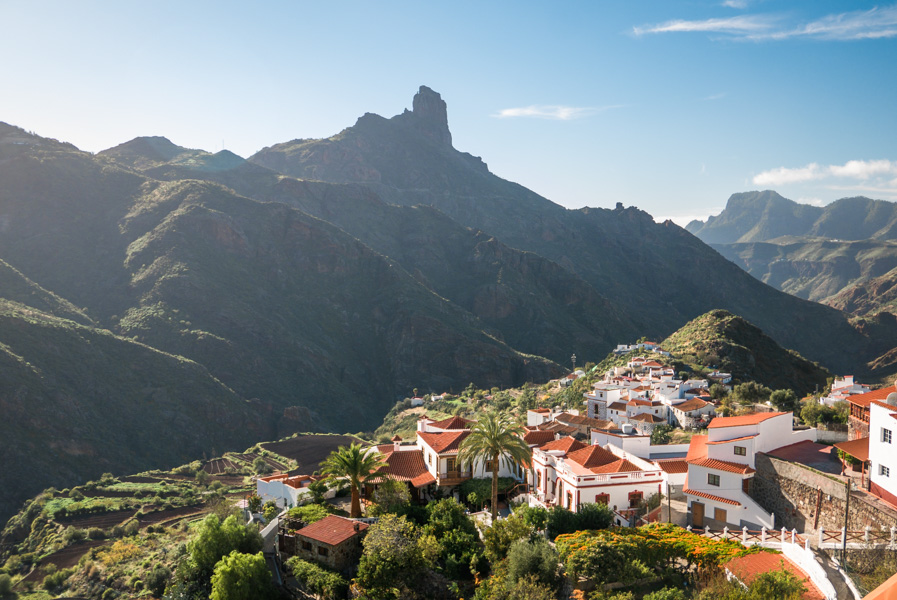 Roque Bentayga y el pueblo de Tejeda, Gran Canaria